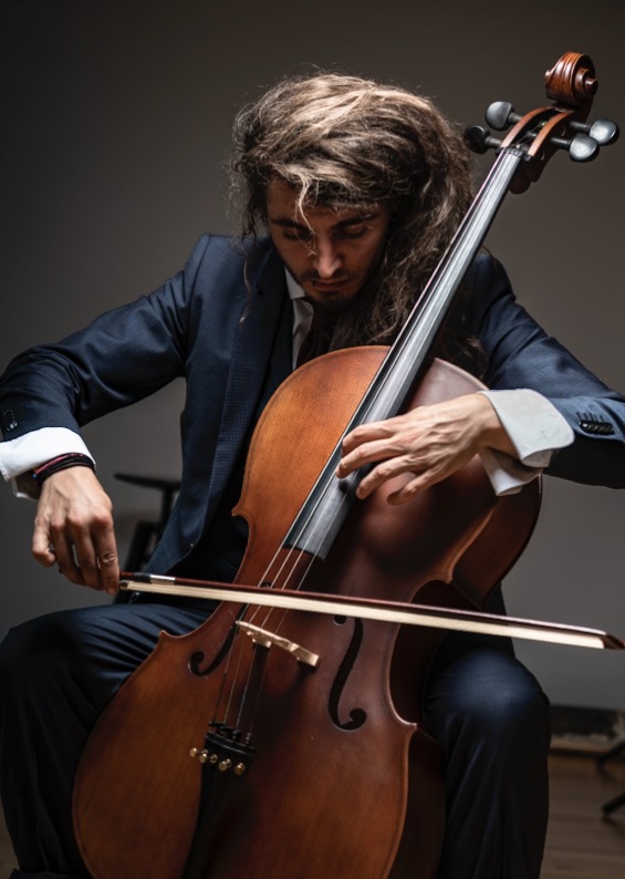 Hauke-an-Cello-©-Mario-Dirks